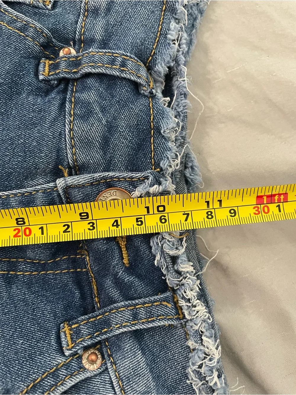 🔥 TRENDY Frayed Raw Hem High-Rise Stretch Jeans! 💎 Size S (13” Waist) ✨
